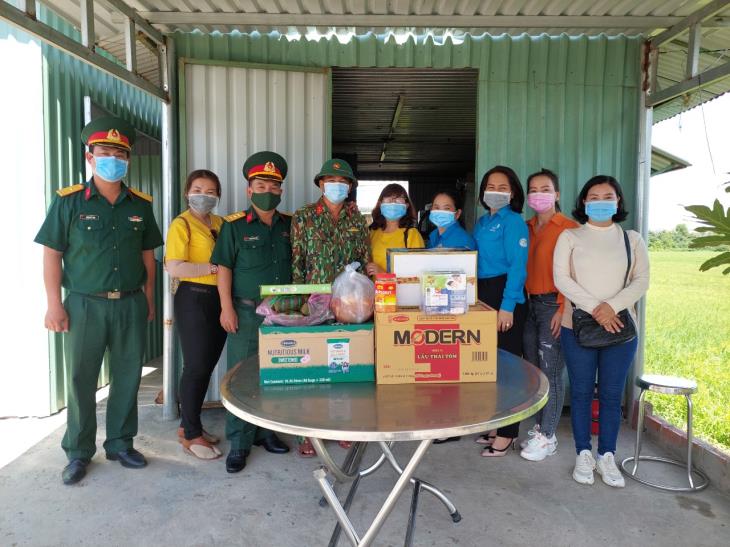 Phòng Kinh tế thị xã Hoà Thành tổ chức thăm và tặng quà  các chốt phòng chống dịch trên tuyến biên giới